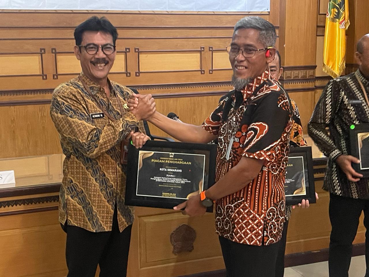 Plt. Asisten Ekonomi, Pembangunan dan Kesejahteraan Rakyat, Hernowo Budi Luhur mewakili Wali Kota Semarang, Hevearita Gunaryanti Rahayu menerima Penganugerahan Penghargaan Paritrana Award 2024.