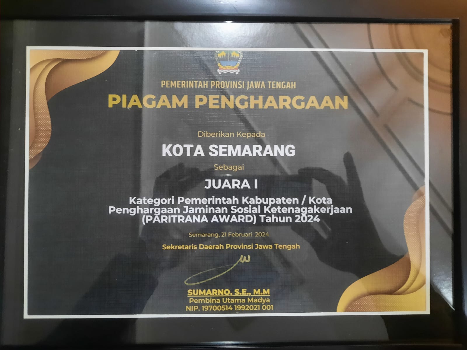 Penghargaan Paritrana Award 2024 tingkat Jawa Tengah dari Sekretaris Daerah (Sekda) Provinsi Jateng, Sumarno di Disnakertrans Provinsi Jawa Tengah.