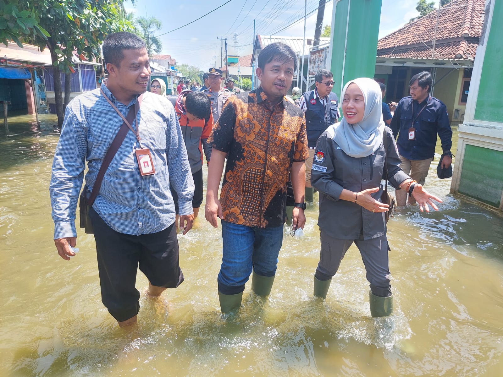Dalam kondisi masih banjir, anggota KPU RI Idham Kholik didampingi Ketua KPU Demak Siti Ulfaati kemarin meninjau SDN 1 Wonorejo yang menjadi salah satu lokasi TPS dalam pemilu susulan.