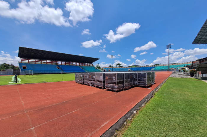 Berbagai perlengkapan sudah tampak di Stadion Moch Soebroto Kota Magelang. ROFIK SYARIF GP/JAWA POS RADAR SEMARANG