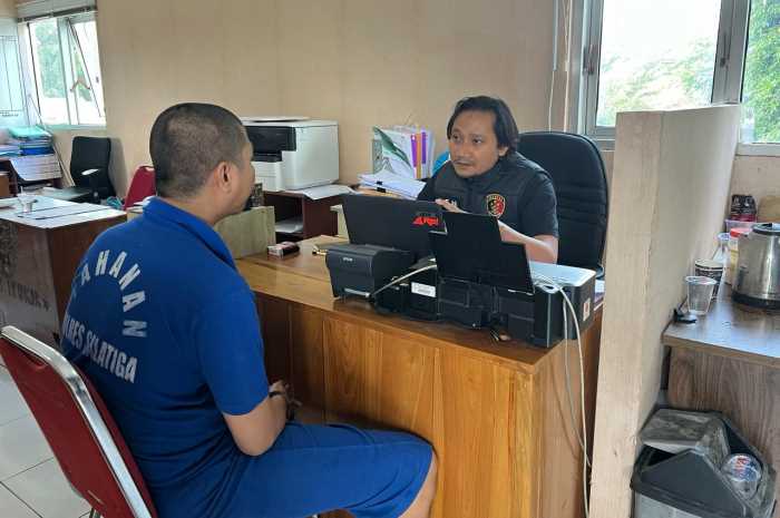 Tersangka pencurian saat diinterogasi di Mapolres Salatiga. (Dhinar Sasongko/Jawa Pos Radar Semarang)