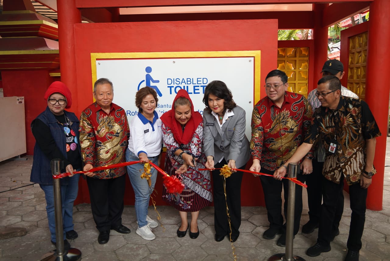 Wali Kota Semarang, Hevearita Gunaryanti Rahayu saat meresmikan pembangunan toilet disabilitas bantuan dari Rotary District 3420 Indonesia di Sam Poo Kong pada Kamis (22/2).