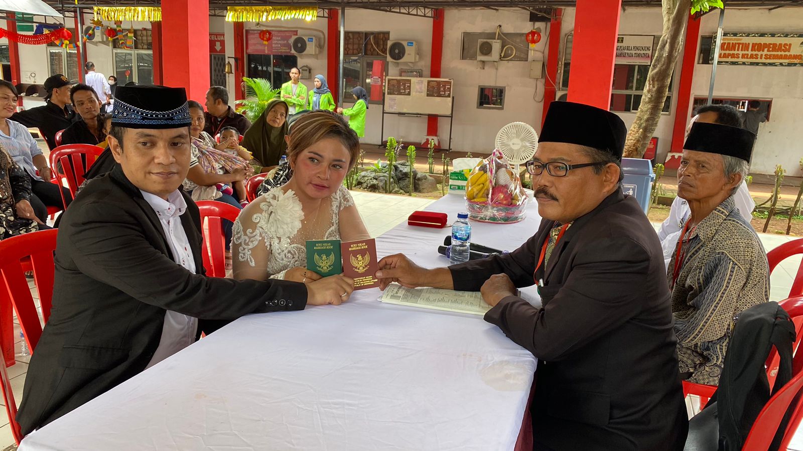 MENIKAH : Napi narkoba mempersunting kekasihnya di Lapas Kedungpane, Kamis (22/2/2024).