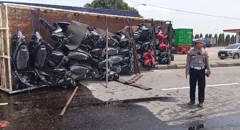 Penampakan truk tronton yang mengangkut sepeda motor Honda baru yang terguling di Jalan Lingkar Weleri Kamis (22/2).