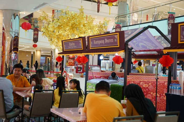 Tenant kuliner legendaris di tentrem mall meriahkan puncak perayaan Lunar New Year. M. IQBAL AMAR/JAWA POS RADAR SEMARANG
