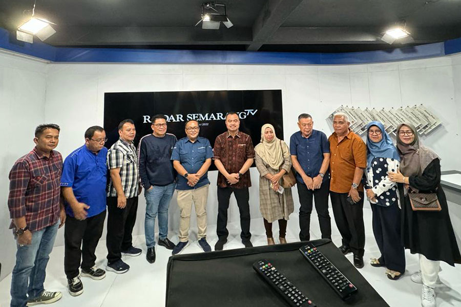 SILATURAHMI : Rombongan SPS Sumatera Utara saat melihat studio Jawa Pos TV Jawa Tengah yang berada di kantor Jawa Pos Radar Semarang, Jalan Veteran no 55 Semarang Kamis (22/2).