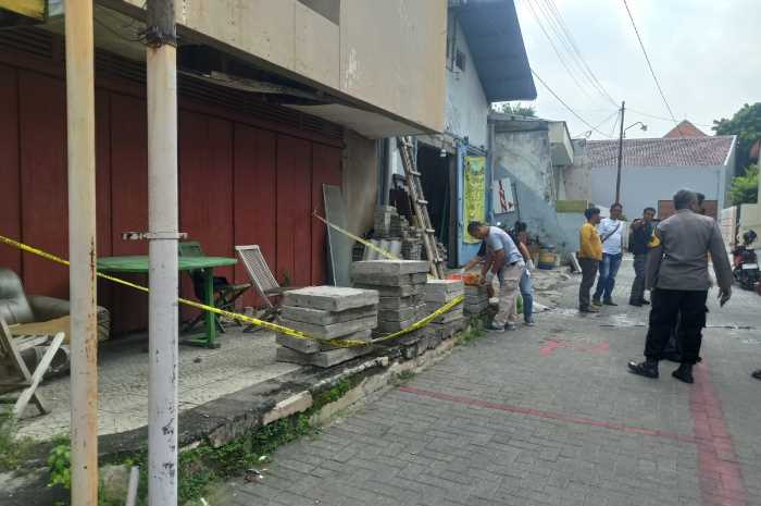 Polisi melakukan olah TKP pembacokan. (M Hariyanto/Jawa Pos Radar Semarang)