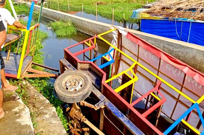 Suasana di lokasi kejadian kereta odong-odong nyungsep ke parit di Desa Pecakaran, Kecamatan Wonokerto, Kabupaten Pekalongan, Rabu (21/2/2024).