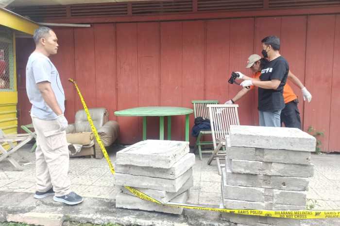Polisi melakukan olah TKP pembacokan. (M Hariyanto/Jawa Pos Radar Semarang)