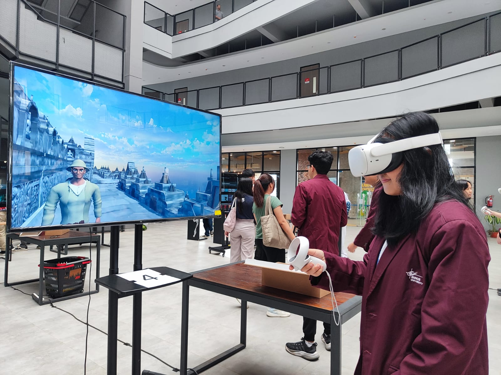 Salah satu mahasiswa mencontohkan teknologi VR dengan melihat langsung relief Candi Borbdur melalui monitor komputer.