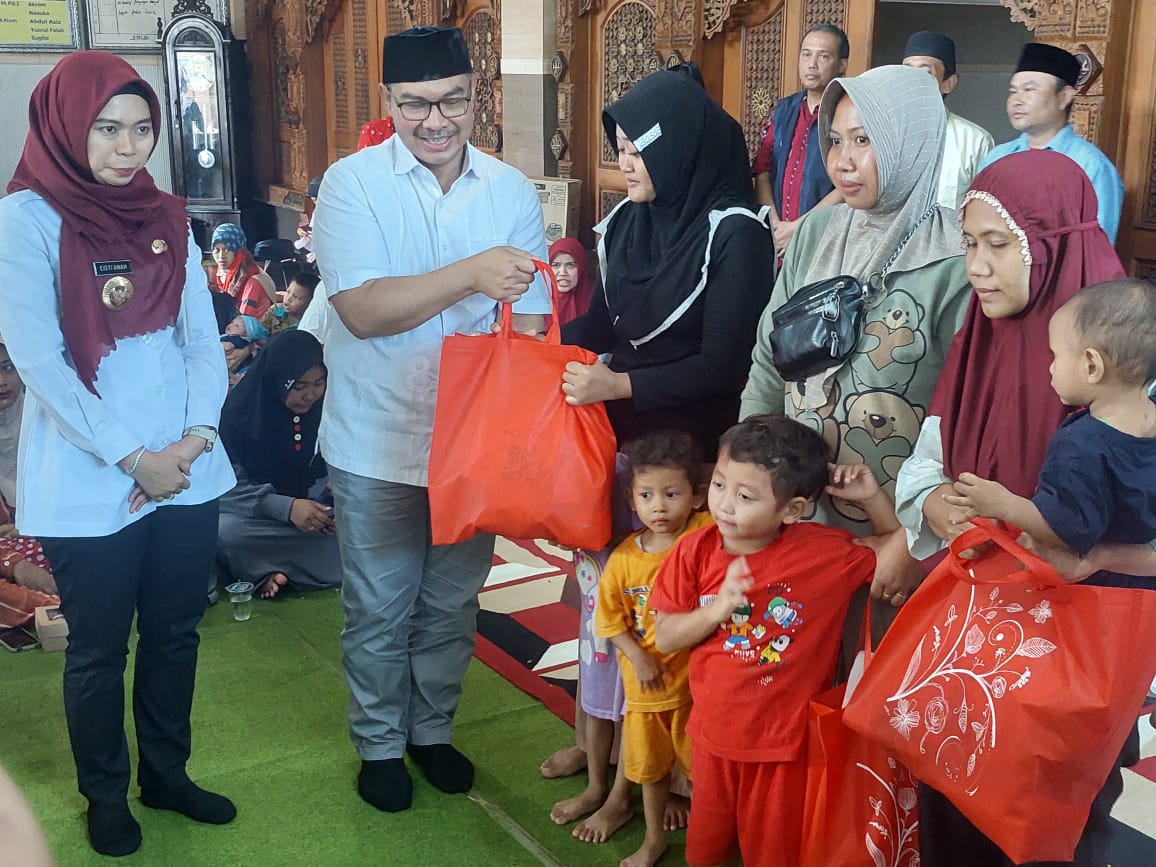 Kepala BKKBN Jateng dr Hasto Wardoyo bersama Bupati Demak dr Eistianah menyerahkan bantuan kepada warga korban banjir di pengungsian Masjid Rodhwanur Rohman Wonorejo Karanganyar. (Wahibpribadi)
