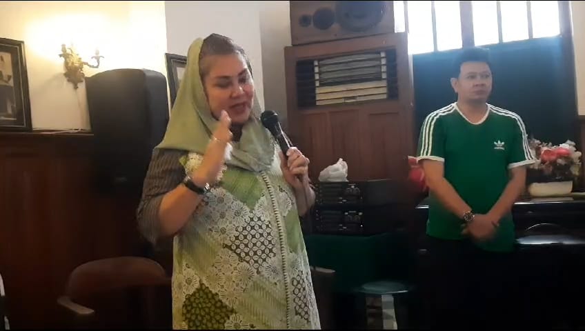 Mbak Ita mengutarakan niat untuk pensiun saat bertemu dengan sejumlah wartawan di Toko Oen Semarang, Jumat (23/2/2024). (Adennyar Wycaksono/Jawa Pos Radar Semarang)