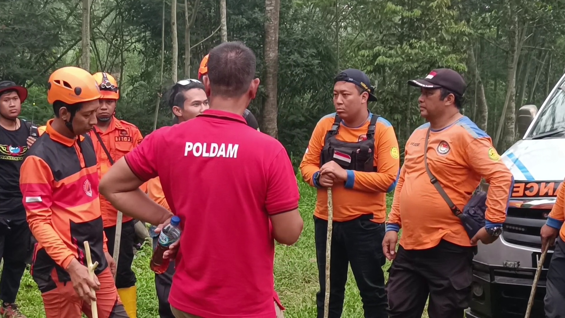 Tim relawan gabungan saat berkoordinasi untuk melakukan pencarian