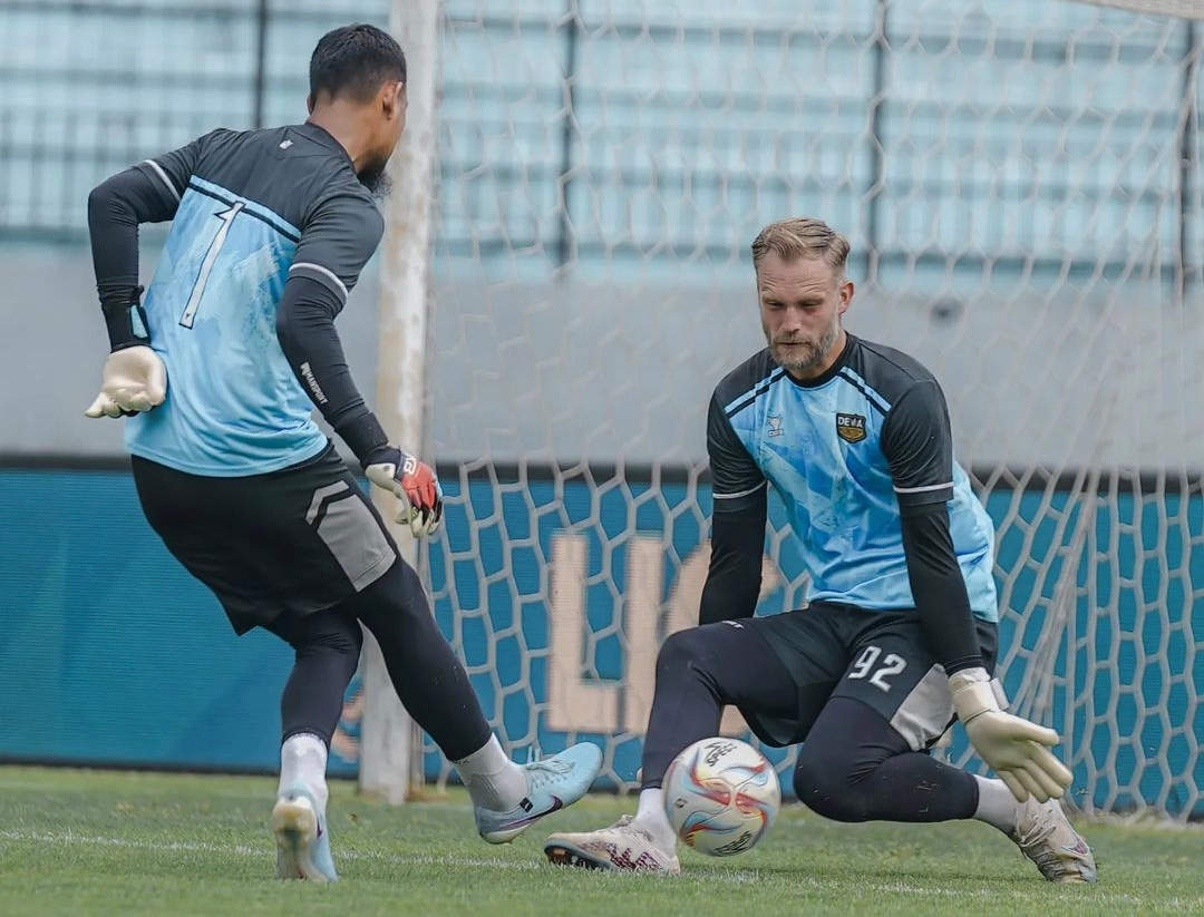 Sonny Stevens saat pemanasan jelang laga PSIS versus Dewa United. (Instagram)