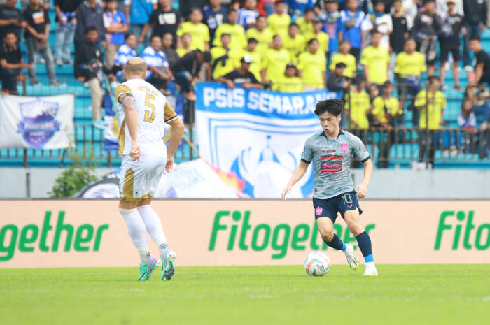 Taisei Marukawa di laga versus Dewa United. (PSIS FC OFFICIAL)