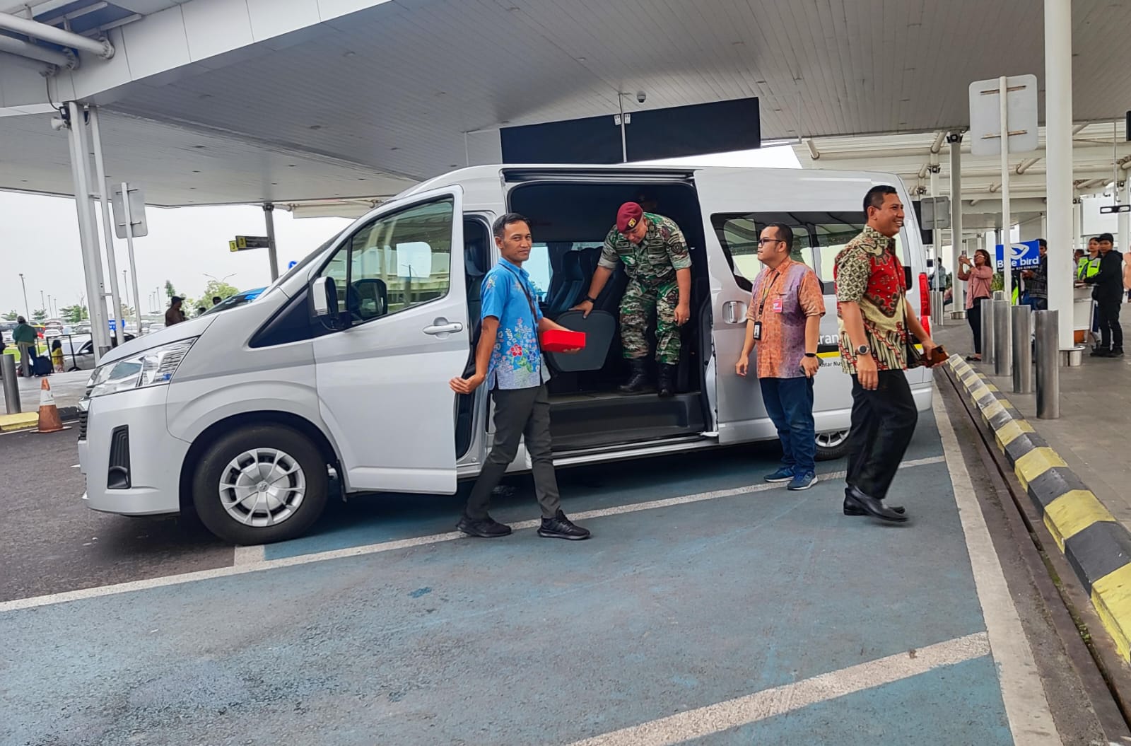 Area drop zone Bandara Ahmad Yani Semarang dipenuhi penumpang yang akan melanjutkan perjalanan.
