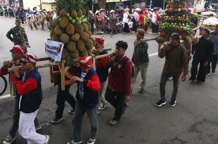 Ratusan warga Kecamatan Gunungpati mengikuti kirab budaya Festival Gunungpati Season 2, Jumat (23/2) pagi. NUR CHAMIM/JAWA POS RADAR SEMARANG