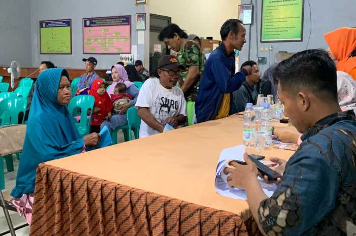 Penerimaan bantuan PKH/BPNT di Desa Brangsong Jumat (23/2). DEVI KHOFIFATUR RIZQI/ JAWA POS RADAR SEMARANG