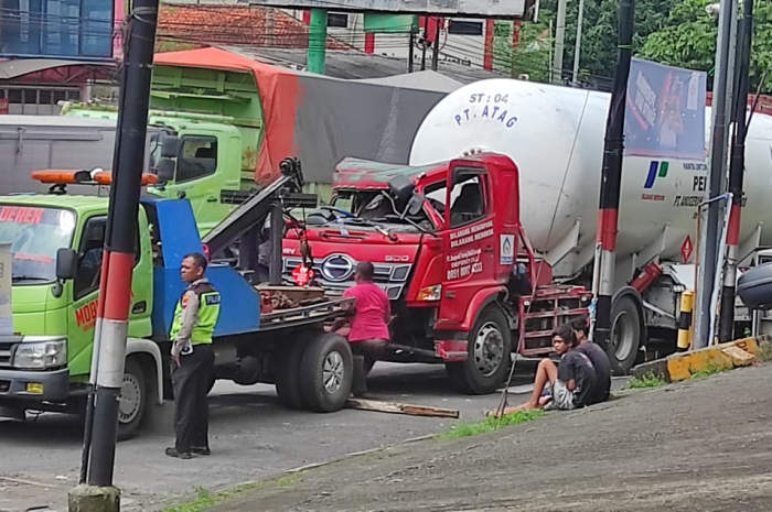 Truk tangki pertamina saat sudah dievakuasi ke pinggir jalan. NURFAIK NABHAN/Jawa Pos Radar Semarang