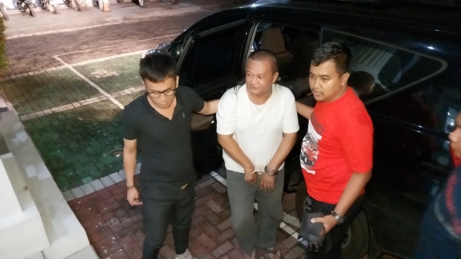 Operasi Tangkap Tangan: DPO atas nama terpidana Antono, 51 tahun, berhasil diamankan tim Intelijen Kejaksaan Negeri Kabupaten Magelang pada Jumat (23/2/2024). ROFIK SYARIF G P/Jawa Pos Radar Semarang