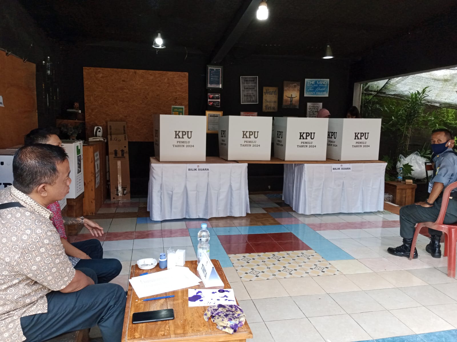 Proses Pemungutan Suara Ulang (PSU) pemilu presiden dan pemilu legislatif di TPS 23 Kumpulrejo Salatiga lalu. (Dhinar Sasongko/Jawa Pos Radar Semarang)