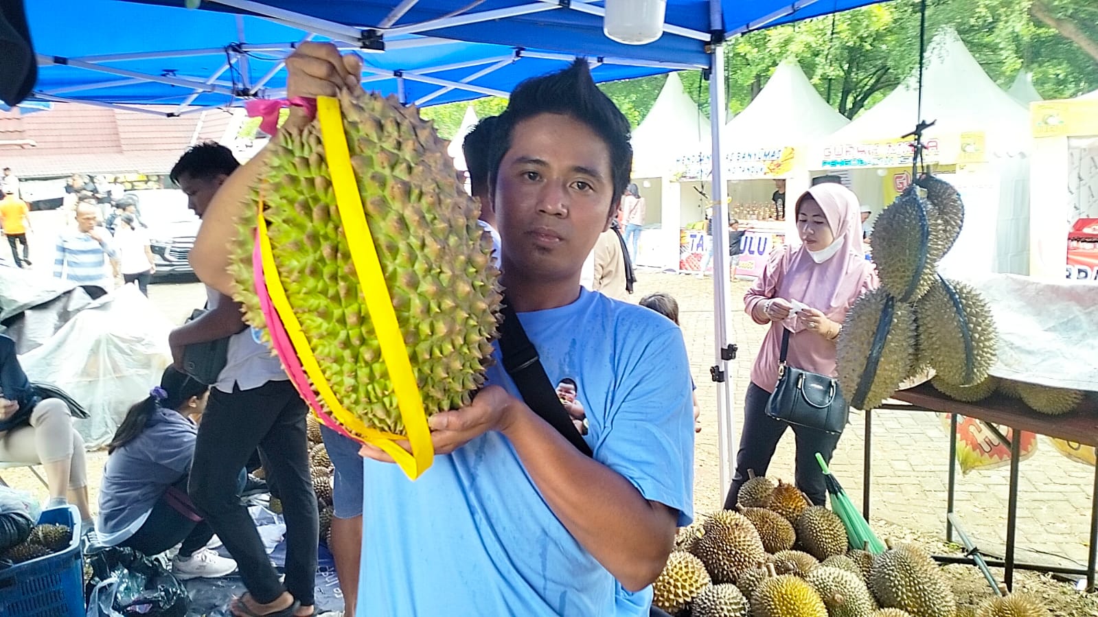 Eko menunjukkan Durian Montong Jumbo seberat 10 Kilogram di hari terakhir Festival Durian Gunungpati Semarang, Minggu (25/2). FIGUR RONGGO WASSALIM/JAWA POS RADAR SEMARANG