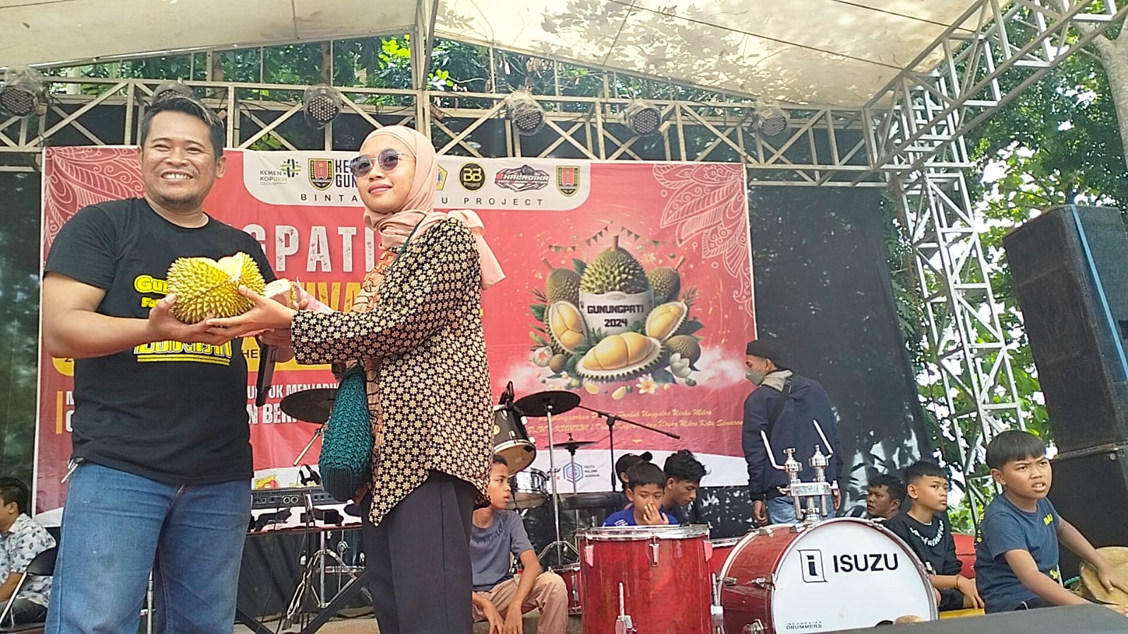 Penjurian Kontes Durian di hari terakhir Festival Durian Gunungpati Semarang, Minggu (25/2). FIGUR RONGGO WASSALIM/JAWA POS RADAR SEMARANG