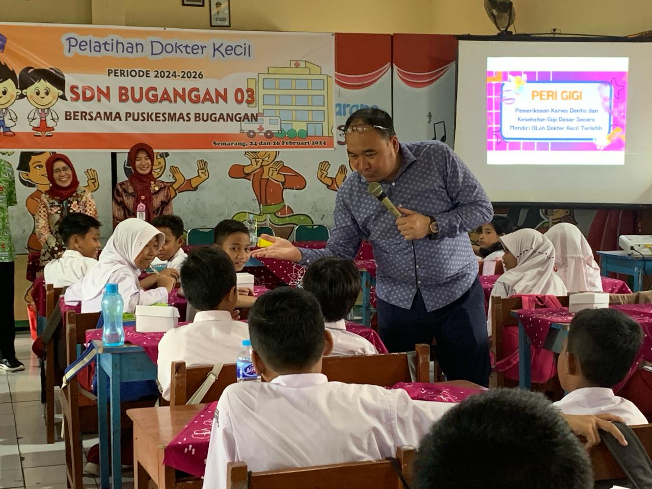 Pelatihan dokter kecil siswa SD Negeri Bugangan 03 mendapatkan materi dari Kepala Dinas Kesehatan (Dinkes) Kota Semarang, Sabtu (24/2). M. IQBAL AMAR/JAWA POS RADAR SEMARANG