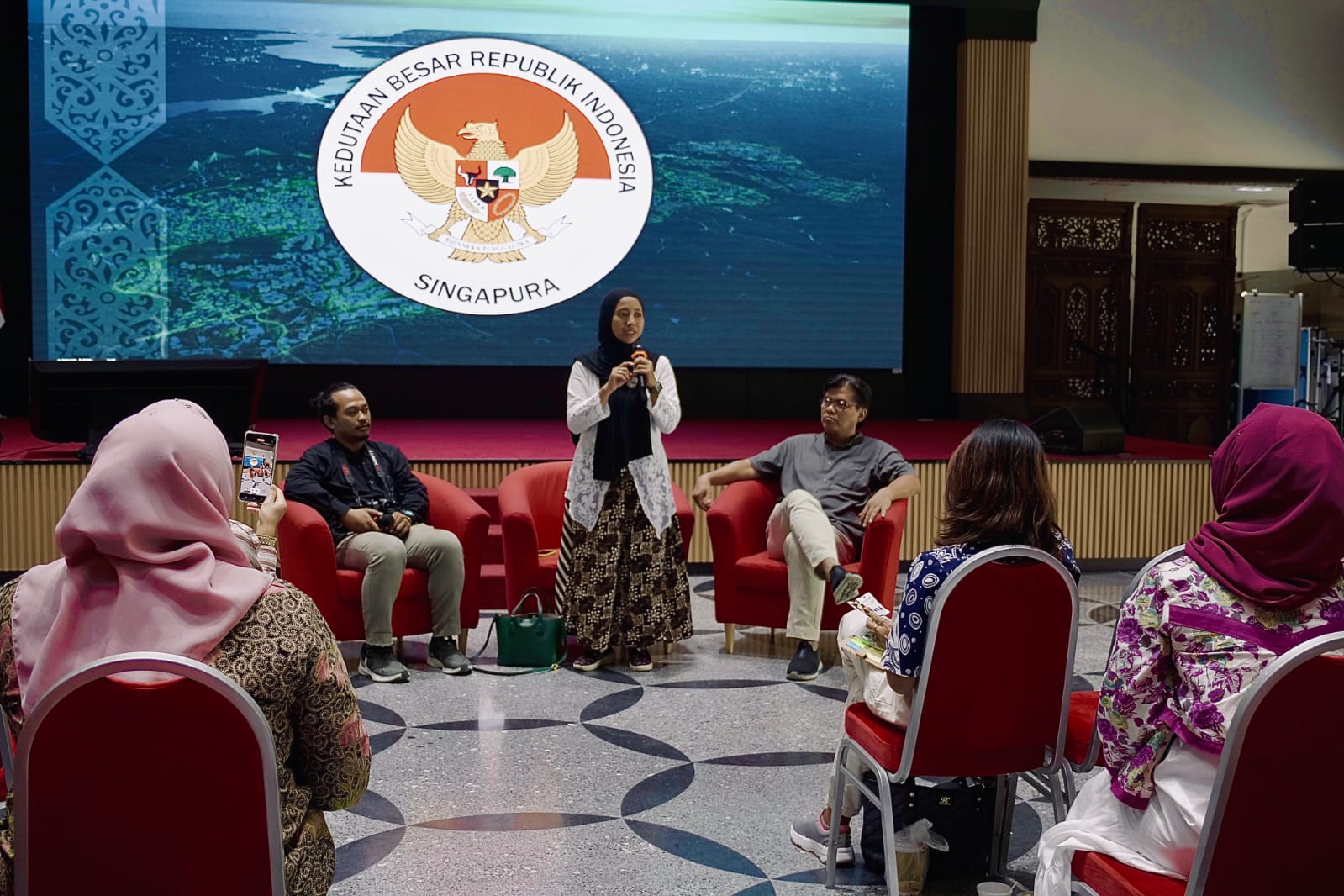 Ratusan Pekerja Migran Indonesia (PMI) di Singapura menonton dan berdiskusi film bertajuk Pilihan karya Ruangmigran di KBRI Singapura, Minggu (25/2)