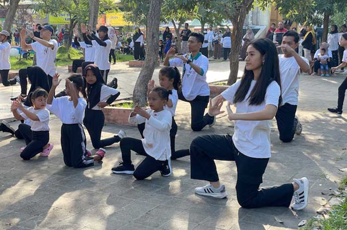 Ratusan anak-anak hingga remaja lakukan menari bersama tari gegala di Alun-Alun Bung Karno Ungaran. Maria Novena/Jawa Pos Radar Semarang