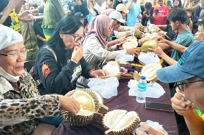 Para peserta lomba Santap Durian dengan sangat lahap menikmati durian yang telah disediakan, Minggu (25/2). FIGUR RONGGO WASSALIM/JAWA POS RADAR SEMARANG