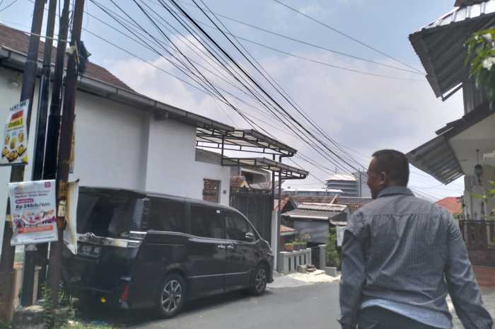 &nbsp;Ketua RW 1 Kelurahan Mugassari, Dwiyono menunjukkan CCTV yang mengungkap kasus pembunuhan beberapa waktu lalu. FIGUR RONGGO WASSALIM/JAWA POS RADAR SEMARANG