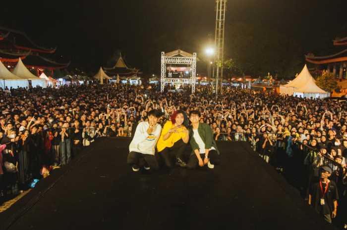 Tiga Personel Band Ra Bersinar, Fergerinha Da Gunha Pinto( Vokal), Muhammad Fajar Pandudewanata (Bas) Muhammad Fajar Aji Dananjaya (Guitar & keyboard).