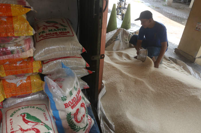 Salah satu lapak pedagang beras di Pasar Dargo Semarang Senin (26/2). NUR CHAMIM/JAWA POS RADAR SEMARANG