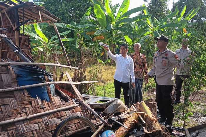Penanganan kebakaran di Desa Putatgede yang menimpa rumah korban Sutego Senin (26/2).