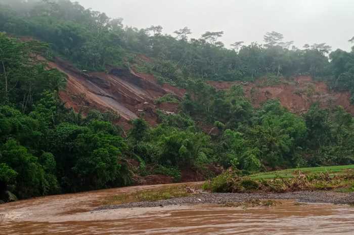 Bencana banjir yang di sertai tanah longsor melanda desa Ciputih, Kecamatan Salem, Kabupaten Brebes. (Istimewa)