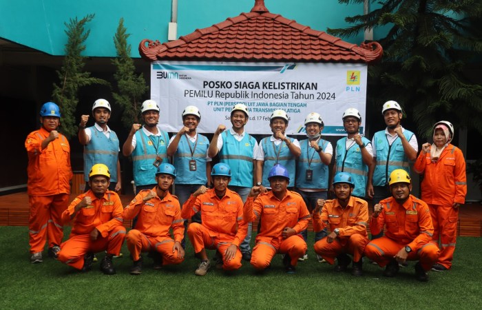WUJUDKAN PEMILU LANCAR : Petugas line walker PLN UIT JBT melakukan susur tower PLN untuk menjaga pasokan listrik tetap lancer selama pelaksanaan Pemilu 2024.
