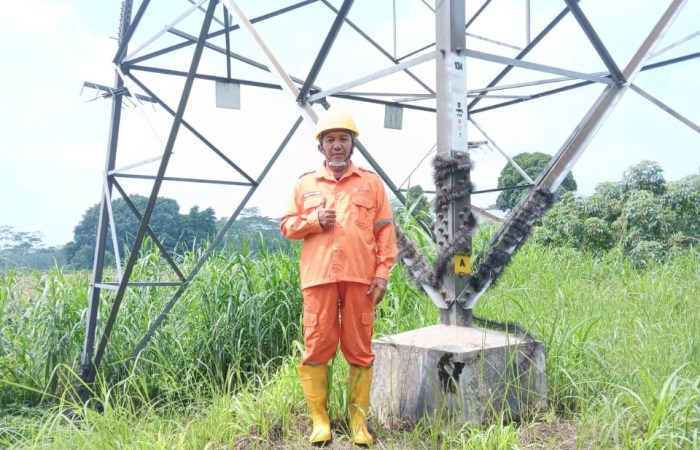 LINE WALKER : Budhi Rachmawan, salah satu petugas line walker yang sehari-hari bekerja menyusuri jaringan transmisi di Kabupaten Semarang, Kota Salatiga, dan sekitarnya.