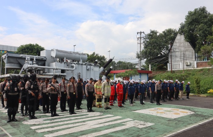 PERKUAT BUDAYA K3 : Petugas PLN berkolaborasi dengan Kepolisian, BPBD, Dinas Damkar, hingga PMI Kabupaten Semarang melakukan simulasi tanggap darurat.