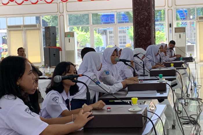 Sejumlah peserta LCC Museum tampak fokus mendengarkan pertanyaan dari juri di Pendopo Tumenggung Bahurekso Selasa (27/2). DEVI KHOFIFATUR RIZQI/ JAWA POS RADAR SEMARANG