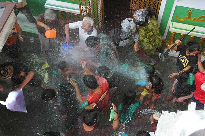 Tradisi perang air yang menjadi tradisi di Kampung Bustaman RW 03, Kelurahan Purwodinatan, Kecamatan Semarang Tengah, Kota Semarang setiap menjelang Ramadan.&nbsp;NURCHAMIM/JAWA POS RADAR SEMARANG  &nbsp;