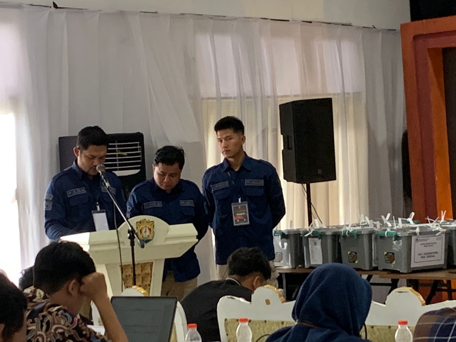 Rapat pleno terbuka rekapitulasi hasip penghitungan perolehan suara tingkat Kabupaten Kendal pada Pemilu 2024. DEVI KHOFIFATUR RIZQI/ JAWA POS RADAR SEMARANG