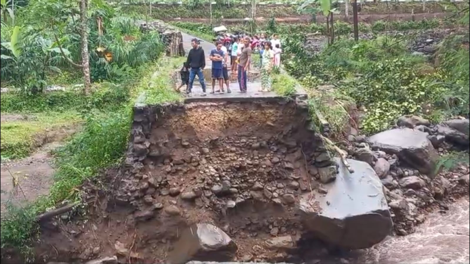 Warga yang menyaksikan jalan yang ambrol antara Dusun Ngroto dan Dusun Macanan. NURFAIK NABHAN/Jawa Pos Radar Semarang