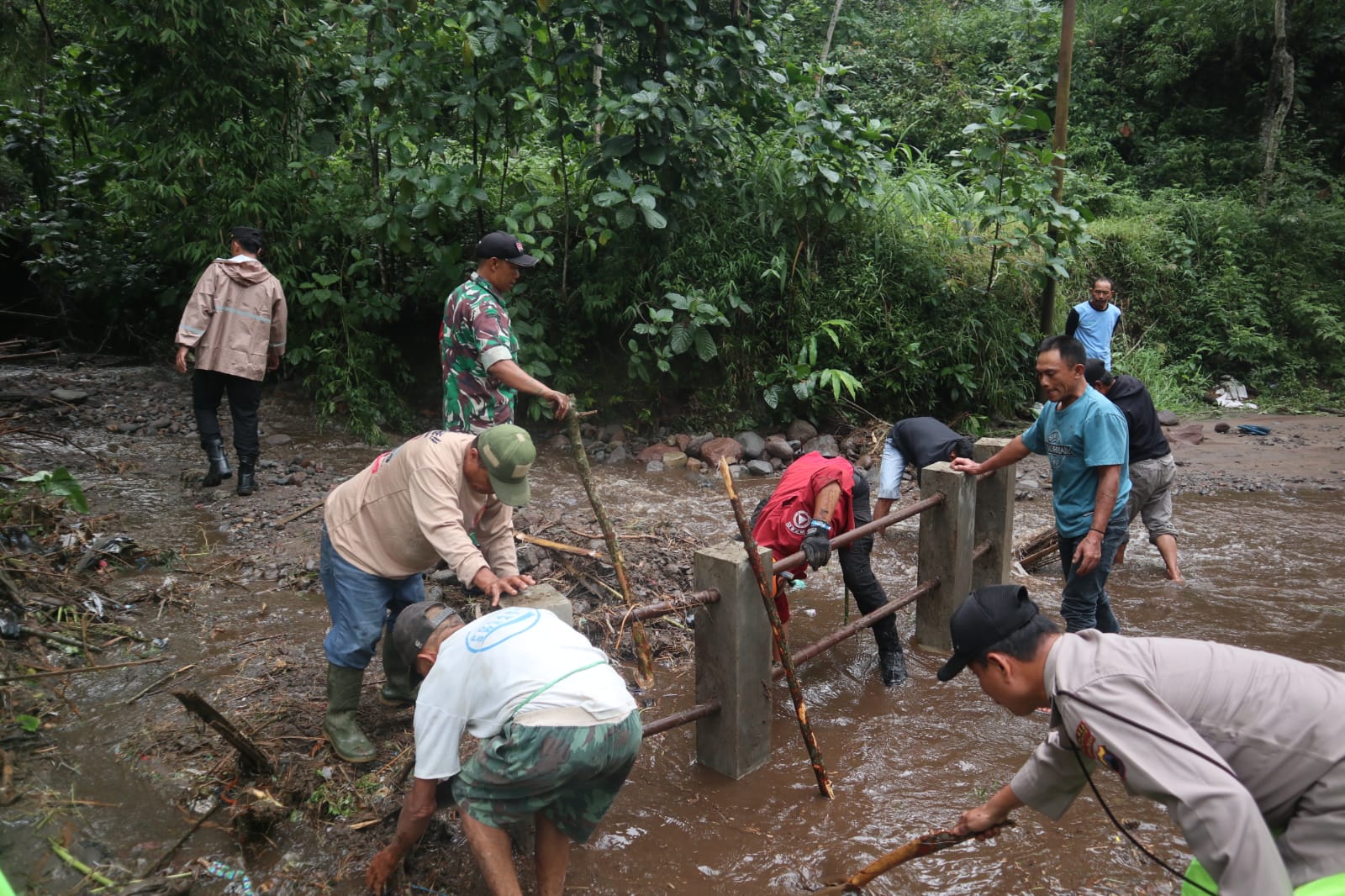 BPBD Kabupaten Semarang bersama Forkompimcam Getasan dan warga tengah mengurai jembatan yang tersumbat di Dusun Dukuh. NURFAIK NABHAN/Jawa Pos Radar Semarang