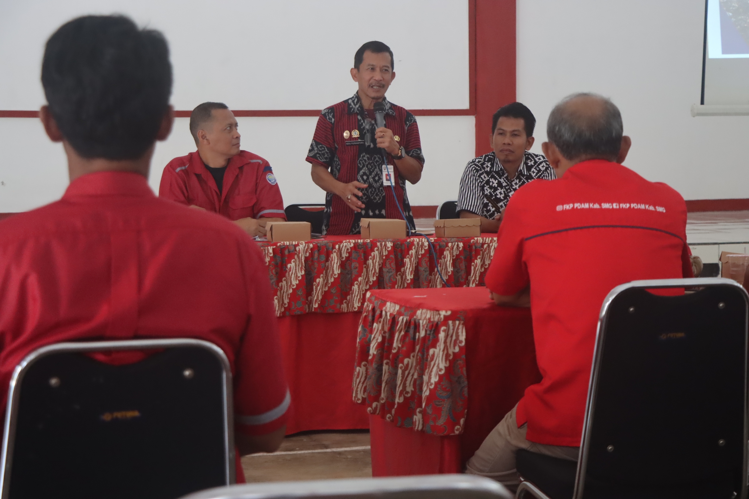 Kepala DLH Kabupaten Semarang saat menjelaskan tentang kenaikan tarif retribusi pelayanan kebersihan