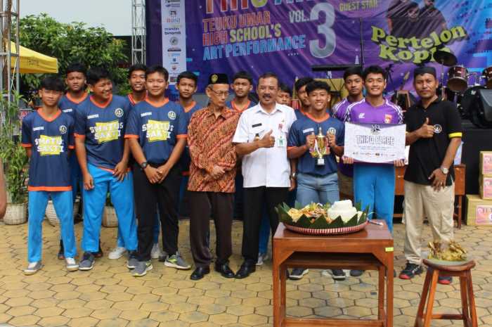 Puncak acara Semarak ke 42 SMATUS di awali dengan potong tumpeng.