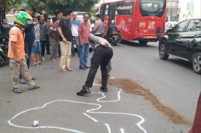 Polisi melakukan olah TKP kecelakaan. (M Hariyanto/Jawa Pos Radar Semarang)