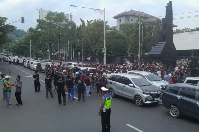Driver Ojol Geruduk Kantor Gubernur, Tuntut Aplikator Naikkan Tarif. KHAFIFAH ARINI PUTRI/JAWA POS RADAR SEMARANG