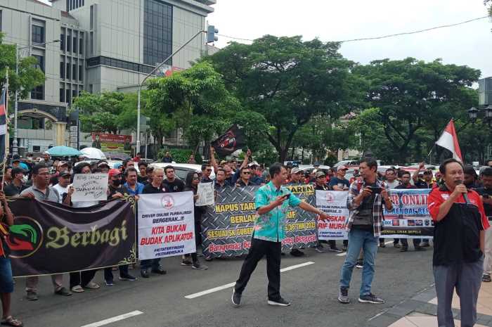 Driver Online Blokade Jalan Pahlawan Semarang RADARSEMARANG.ID, Semarang - Ratusan driver taksi online yang tergabung dalam Driver Online Bersatu Jawa Tengah, Rabu (28/2/2024) siang menggelar demo.