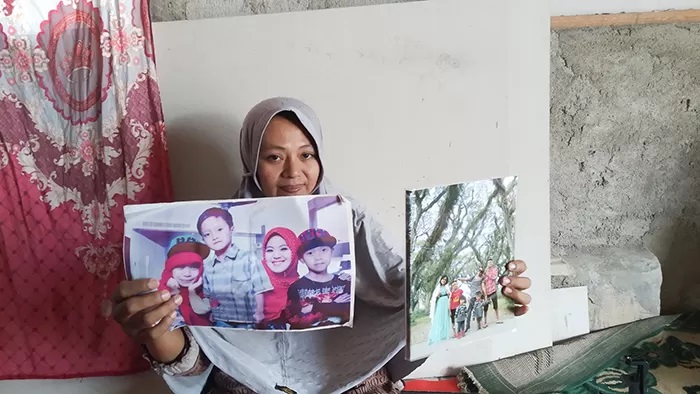 Suyanti, 38, menunjukkan foto Bintang Balqis Maulana semasa hidup bersama kakak-kakaknya. Dia berharap kasus kematiannya diusut seadil-adilnya. (Foto: Greta Wardani/JPRG)